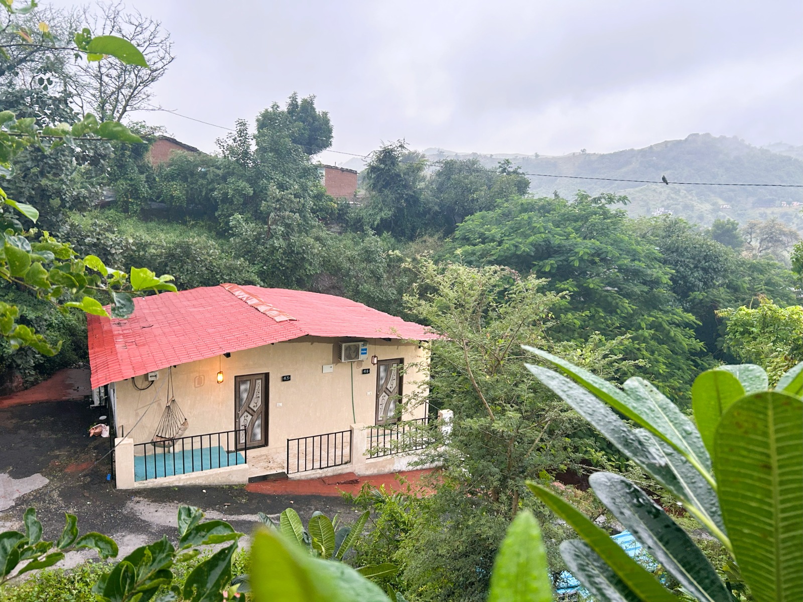 Hillside cottage with hammock and mountain views