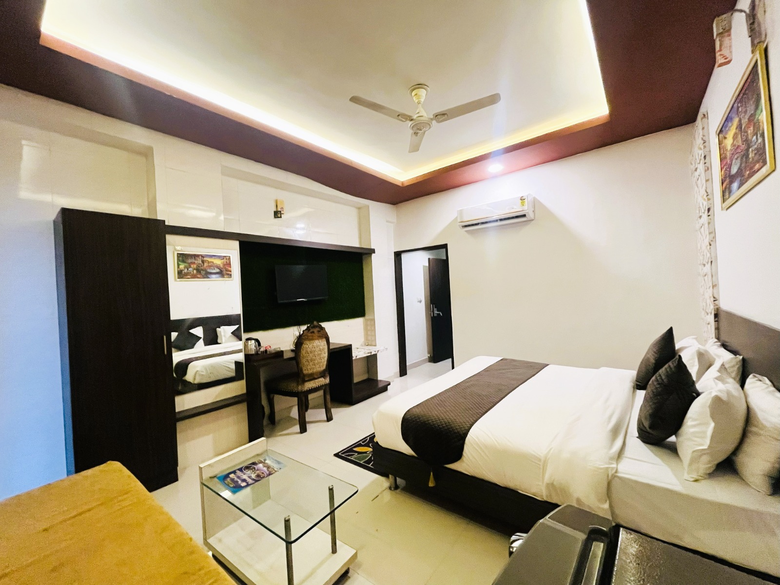 Deluxe room with maroon ceiling accent